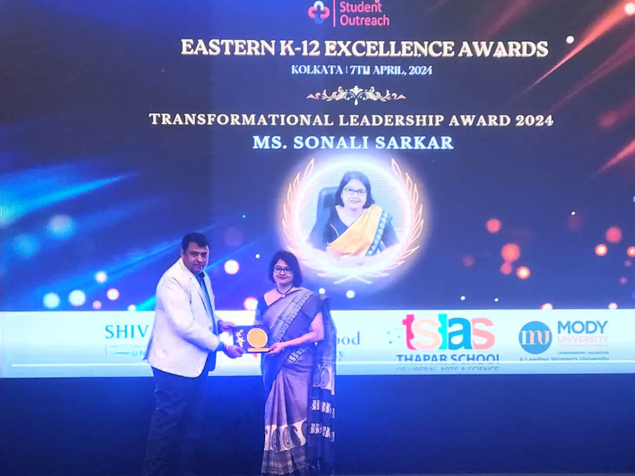 principal-sonali-sarkar-received-the-award-for-transformational-leadership